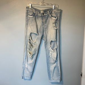 D6 Distresssed boyfriend style comfy jeans
